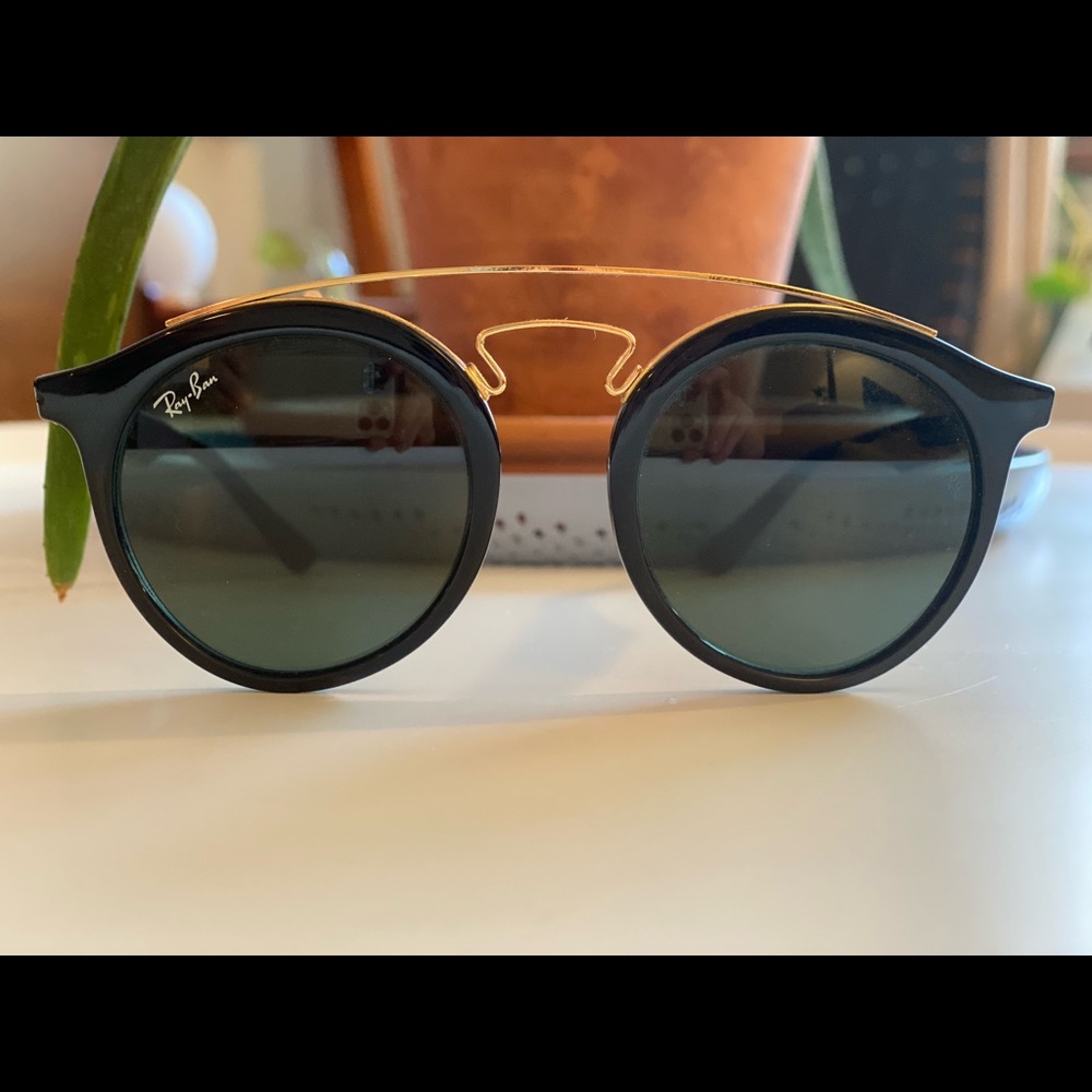 Round black and gold Ray-Bans